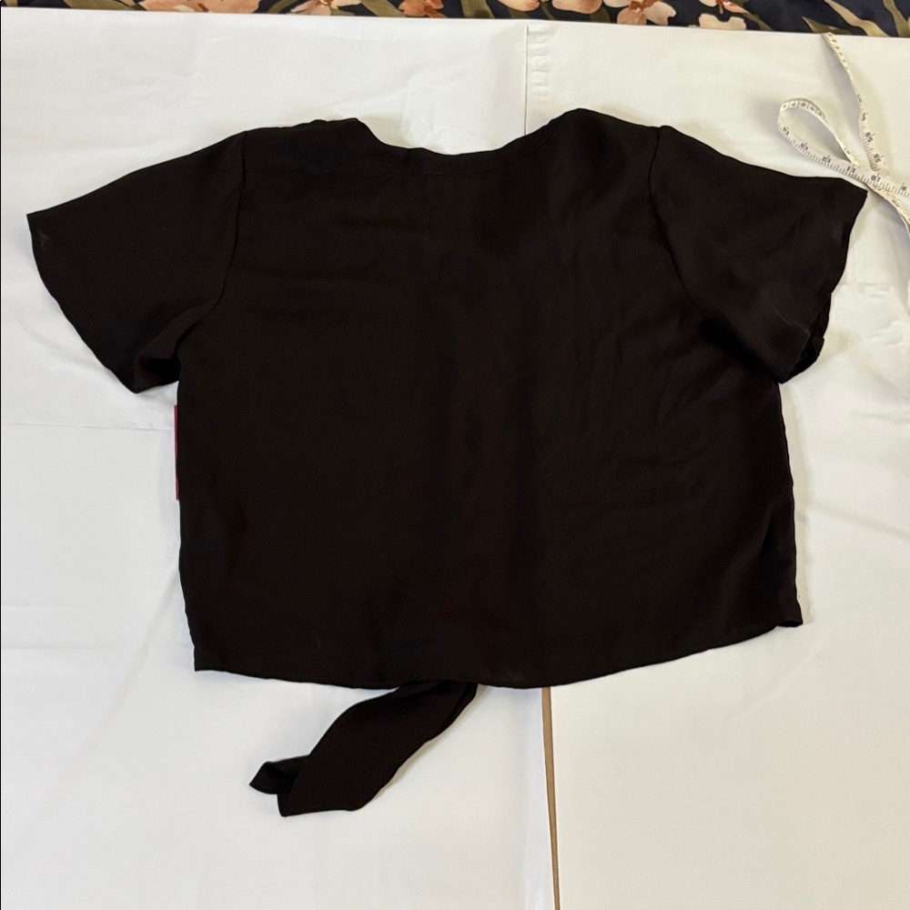 Vince Camuto V-Neck Button Tie Blouse Black Short Sleeve Top Sz L - Picture 8 of 8